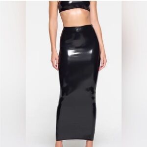 70. SKIMS NWT stretch vinyl maxi skirt onyx Limited edition! ❤️🔥 XXS
